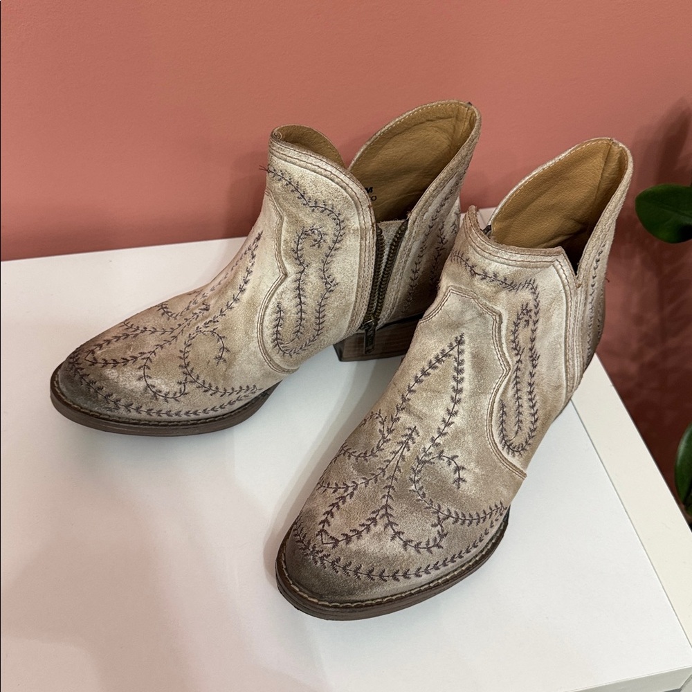 Sterling River Boots Embroidered Cream Ankle Booties